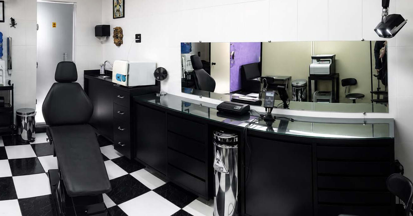 Untitled Lasombra Tattoo & PiercingRua Monsenhor Bicalho, 966 - Eldorado, Contagem - MG, CEP 32310-010Atendimento com privacidade total e foco absoluto na sua saúde e biossegurança.