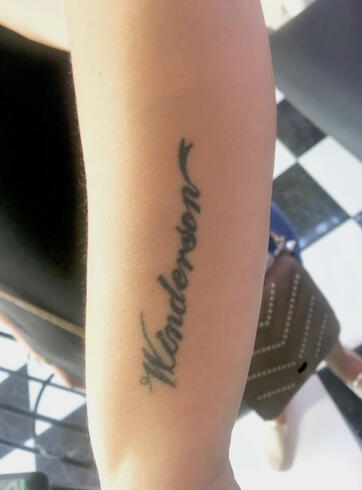 Antes de cobertura de tatuagem antiga realizada por especialista em Cover Up no Eldorado.