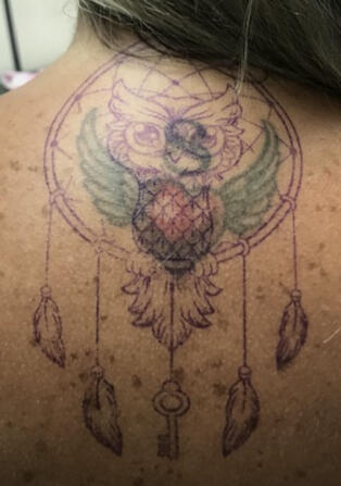 Antes de cobertura de tatuagem antiga realizada por especialista em Cover Up no Eldorado.