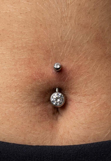 Perfuração corporal com joia de titânio premium no estúdio Lasombra em Contagem.