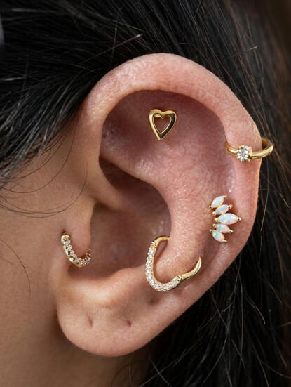 PIERCINGS Perfuração corporal com joia de titânio premium no estúdio Lasombra em Contagem.
