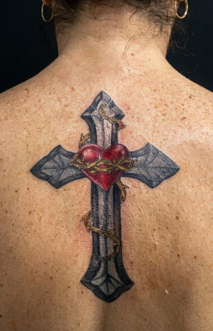 Tatuagem autoral exclusiva com linhas precisas feita no estúdio Lasombra Tattoo em Contagem.