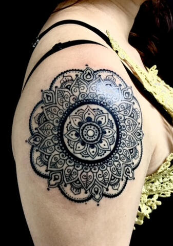 Tatuagem autoral exclusiva com linhas precisas feita no estúdio Lasombra Tattoo em Contagem.