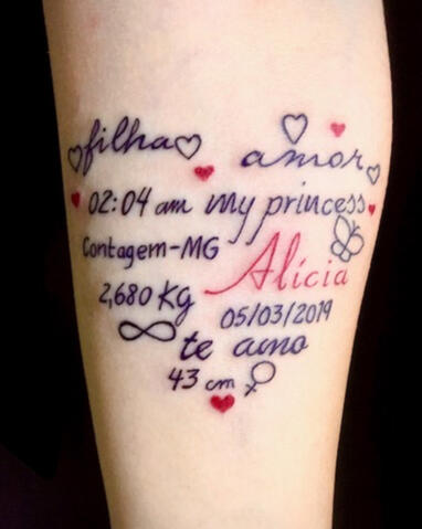 Untitled "Tatuagem autoral exclusiva com traços finos..."