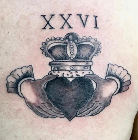 "Tatuagem autoral exclusiva com traços finos..."