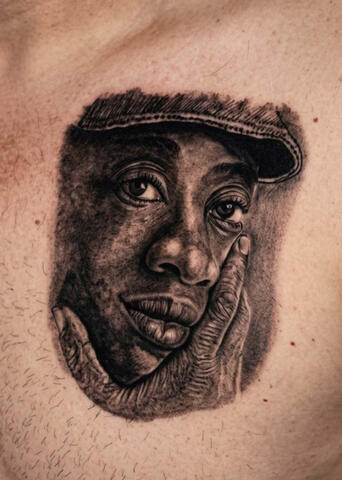 Untitled "Tatuagem autoral exclusiva com traços finos..."