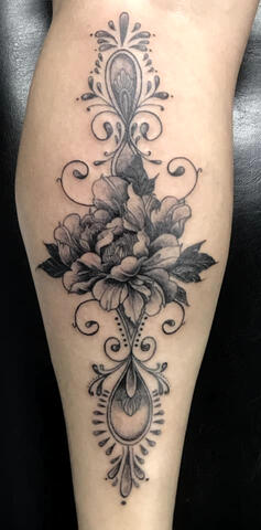 Untitled Tatuagem autoral exclusiva com linhas precisas feita no estúdio Lasombra Tattoo em Contagem.
