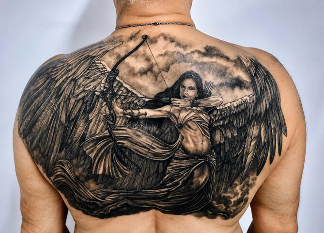 Tatuagem autoral exclusiva com linhas precisas feita no estúdio Lasombra Tattoo em Contagem.