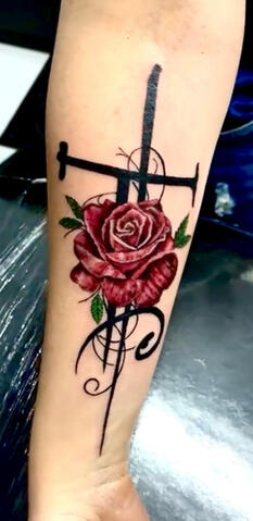 Tatuagem autoral exclusiva com linhas precisas feita no estúdio Lasombra Tattoo em Contagem.
