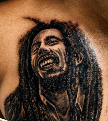 TATTOO BOB MARLEY Tatuagem autoral exclusiva com traços finos feita no estúdio Lasombra Tattoo em Contagem.
