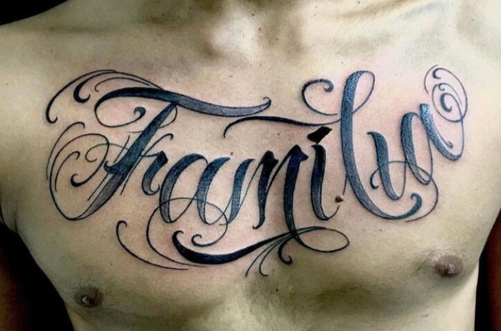"Tatuagem autoral exclusiva com traços finos..."